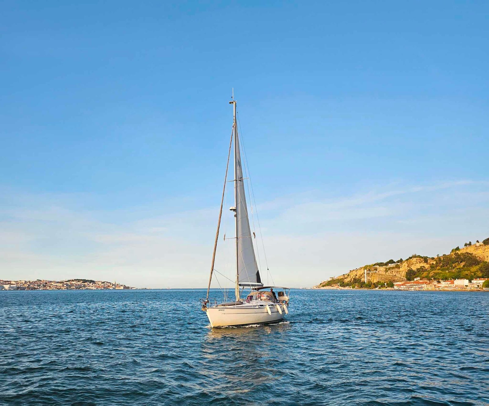 Velero "Spritz" navegando hacia el sol