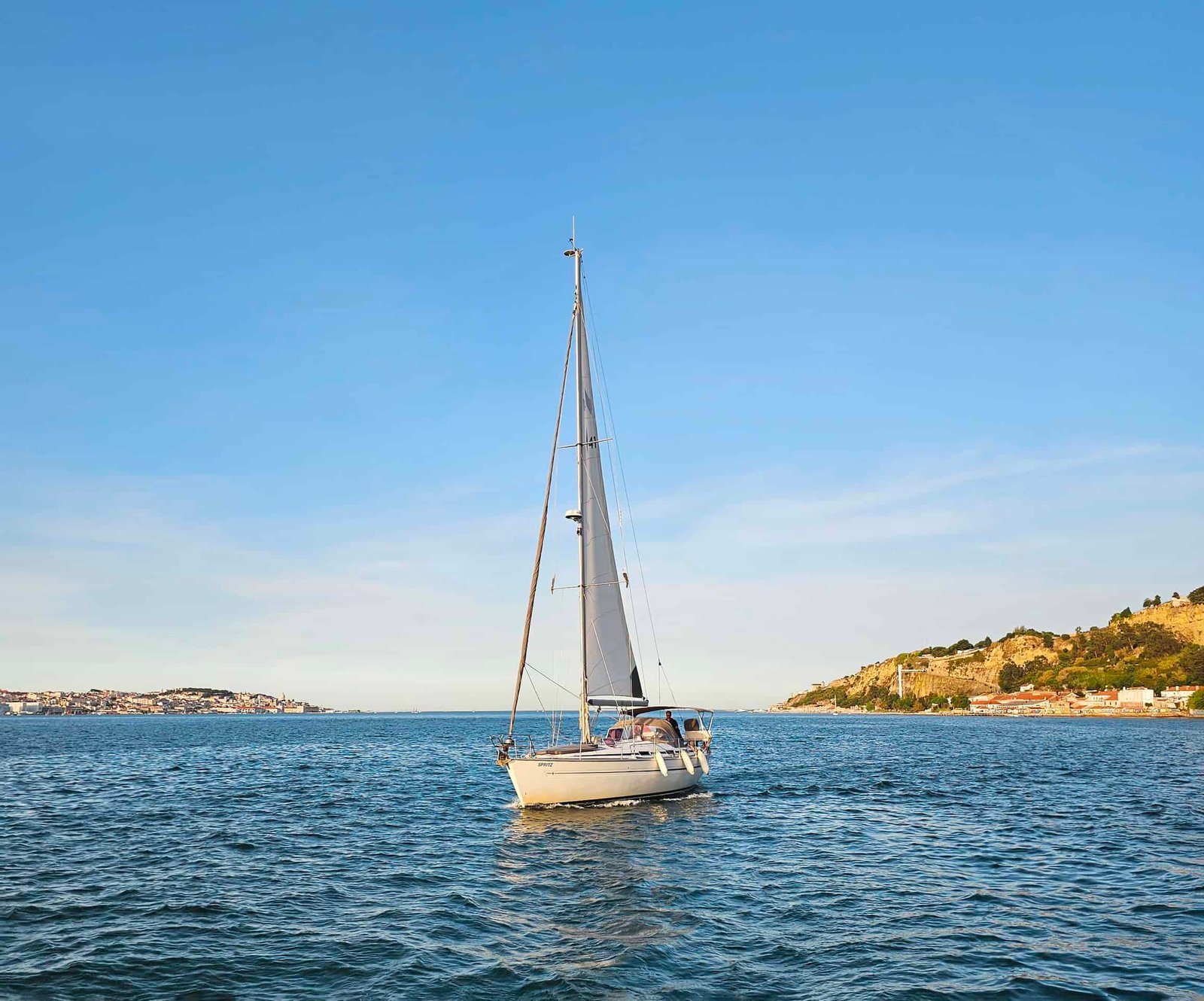 Velero "Spritz" navegando hacia el sol
