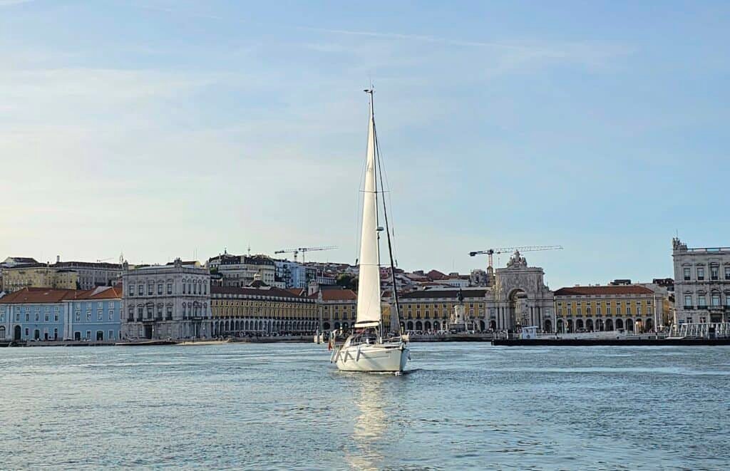 Spritz velejando junto à Praça do Comércio, pelo rio Tejo, em Lisboa