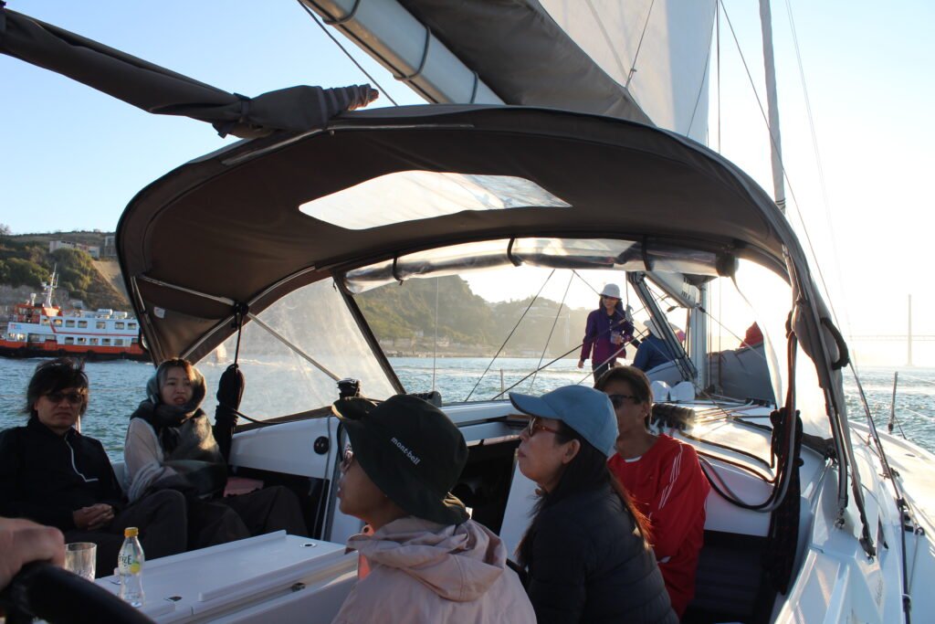 O conforto e a elegância do Maharani. Mesmo em dias mais frescos, o nosso convés está pensado para que desfrute da viagem com a máxima comodidade e vista privilegiada.