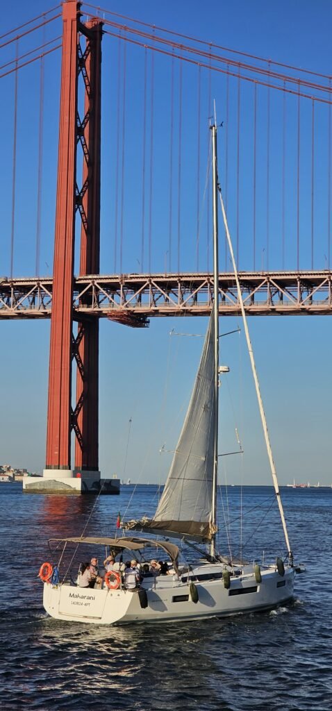 Navegar de vela sob a Ponte 25 de Abril é um momento inesquecível. Uma perspectiva única dos monumentos icónicos de Lisboa, a bordo do nosso veleiro.
