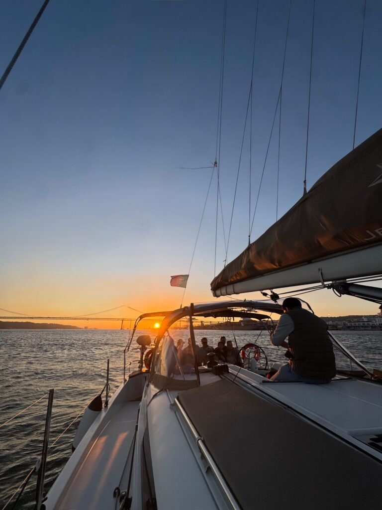 Experiência de Sunset Sailing em Lisboa a bordo do Maharani, com vista para a Ponte 25 de Abril