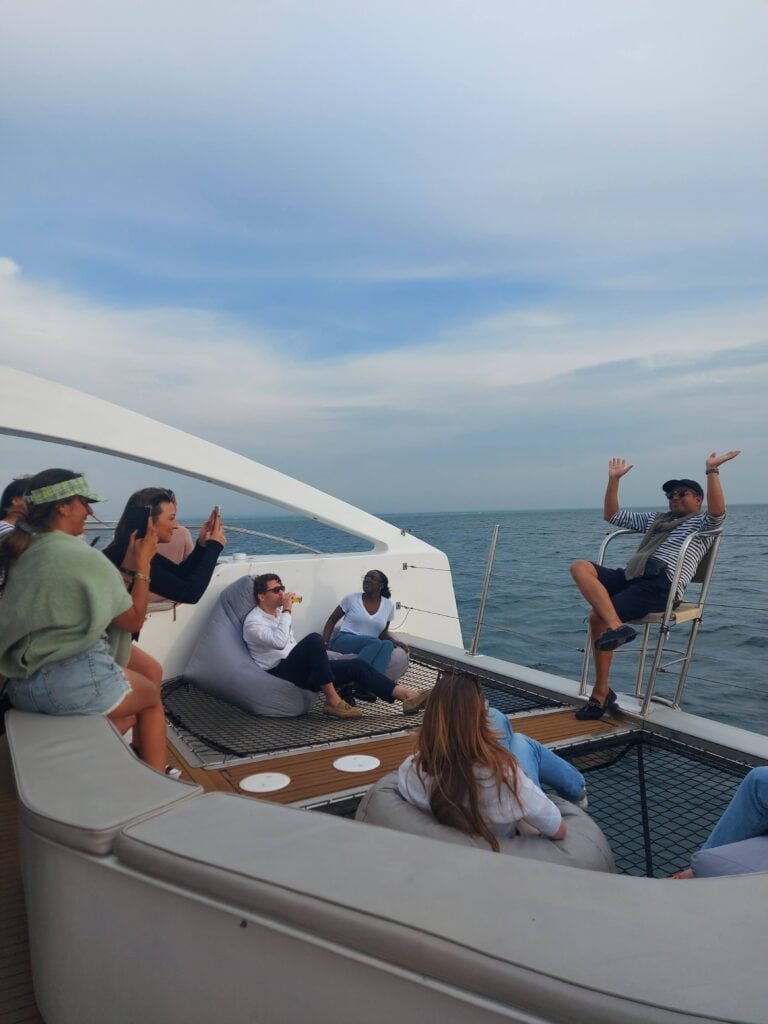 Gente divirtiéndose en la proa del catamarán