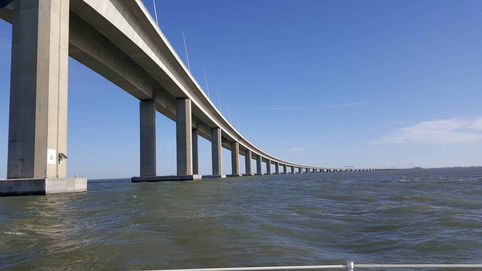 Puente Vasco da Gama visto desde el río Tajo