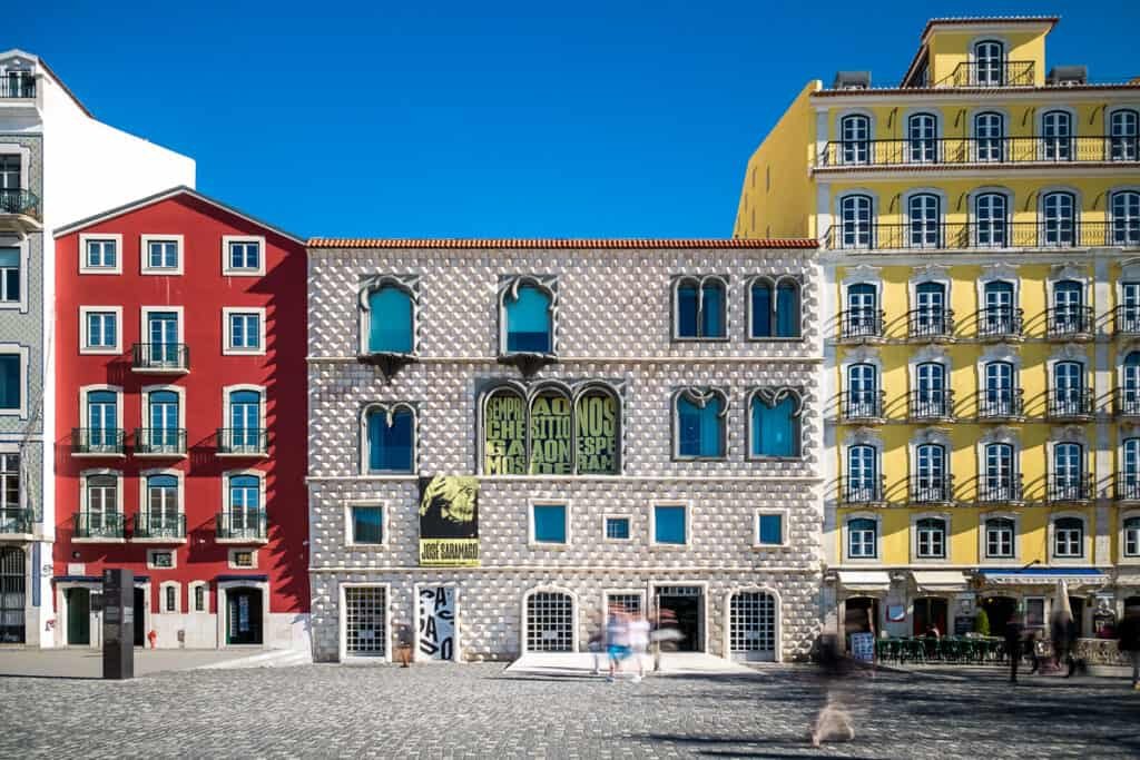 Casa dos Bicos - Centro Arqueológico y Fundación José Saramago en un día de cielo azul