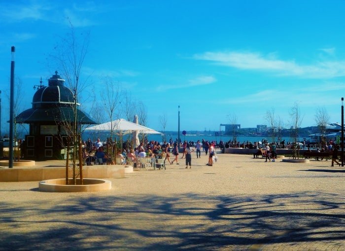 Quiosco con terraza en Cais do Sodré en un día soleado