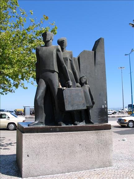 Statue to the emigrant