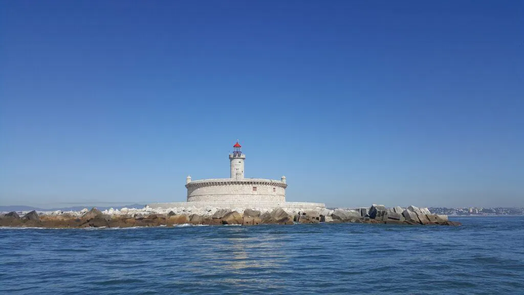 Farol do Bugio. no meio do Atlântico