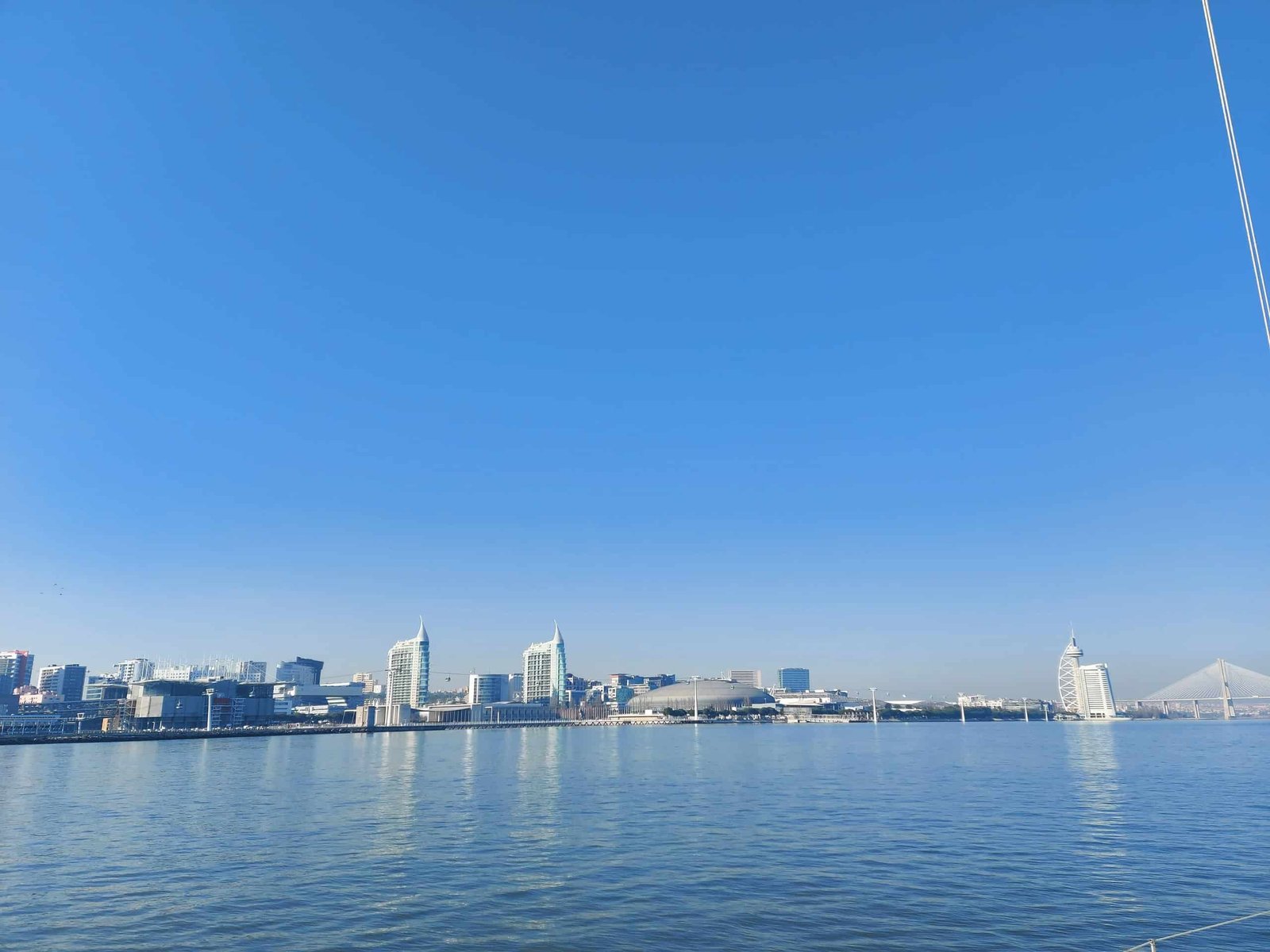 View of Nations' Park from the river. The Vasco da Gama Tower, the Vasco da Gama Bridge, the Atlantic Pavilion, and the Oceanarium can be identified