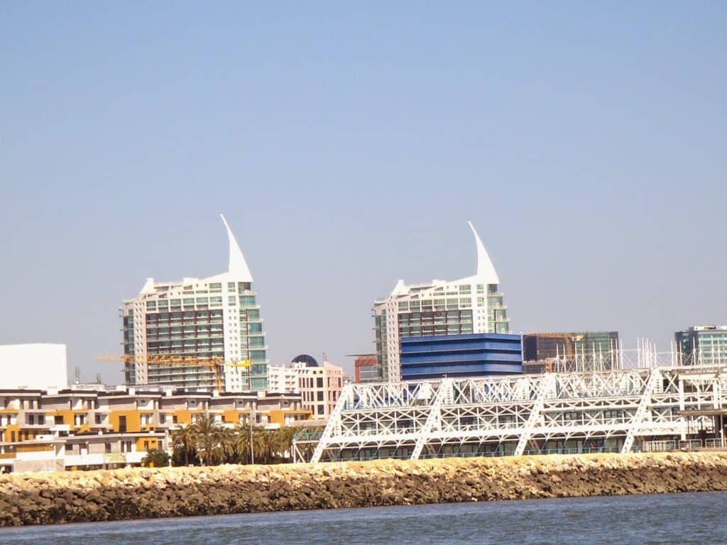 El puerto deportivo del Parque de las Naciones  y las Torres de S. Gabriel y S. Rafael