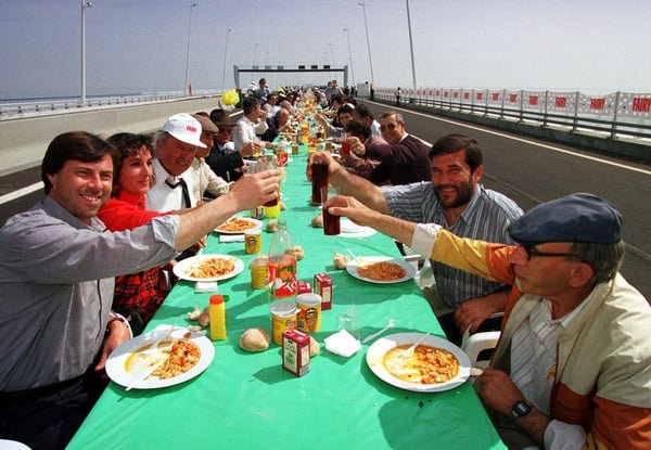 Gente almorzando en el Puente Vasco da Gama