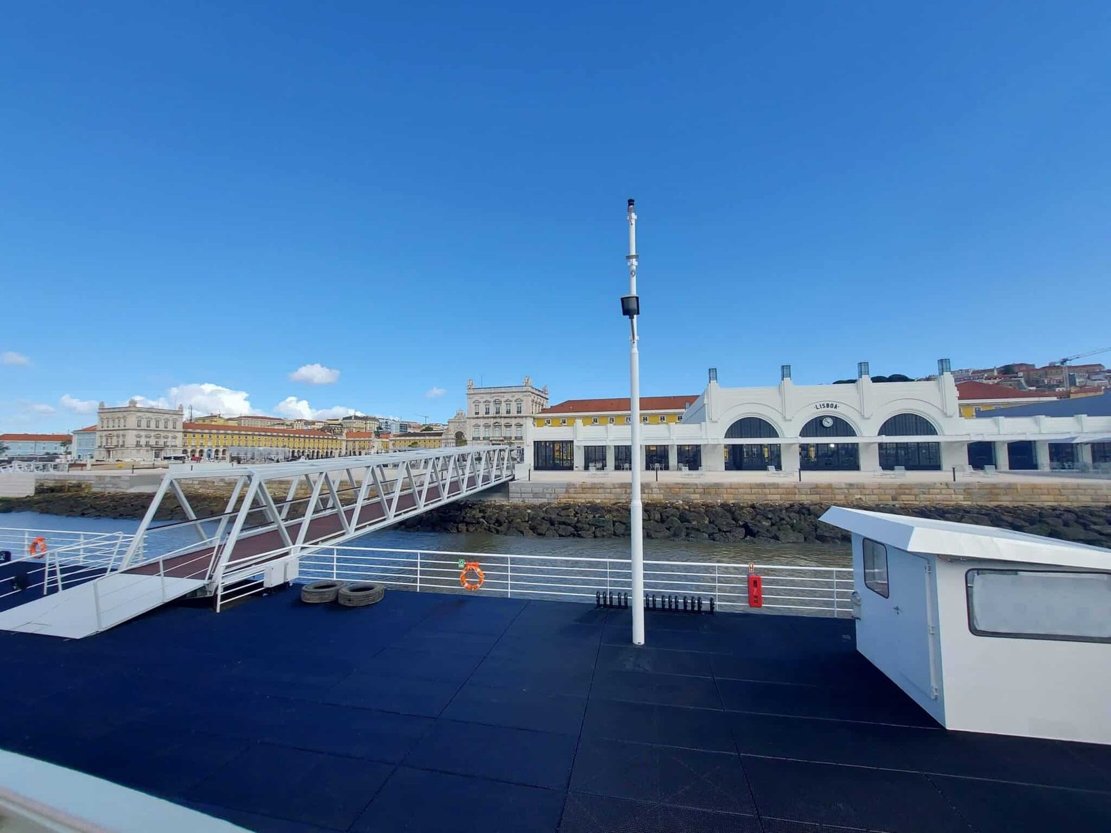 Vista frontal del edificio de la Estación Fluvial Sur y Sureste
