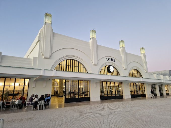 Frente al río del edificio de la Estación Fluvial Sur y Sureste