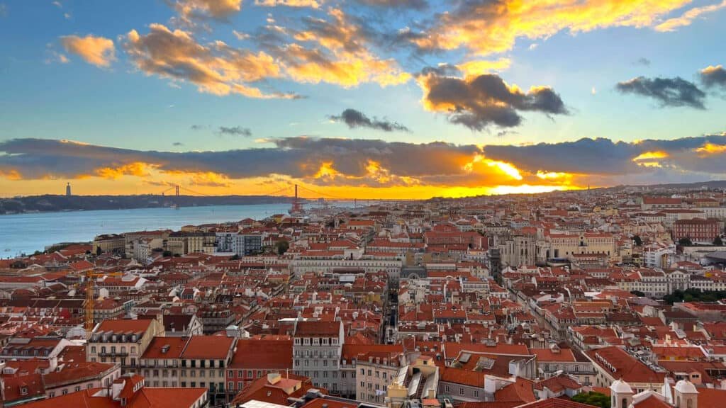 Vista desde o Castelo de São Jorge  sobre Lisboa durante o por do sol