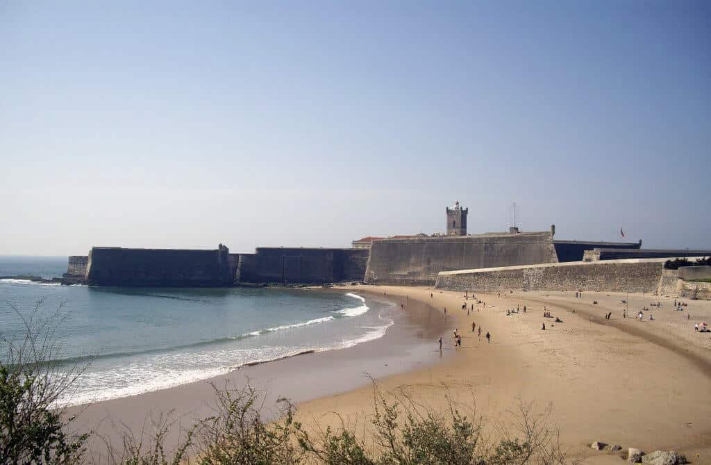 Praia da Torre, com o Forte de S. Julião da Barra ao fundo