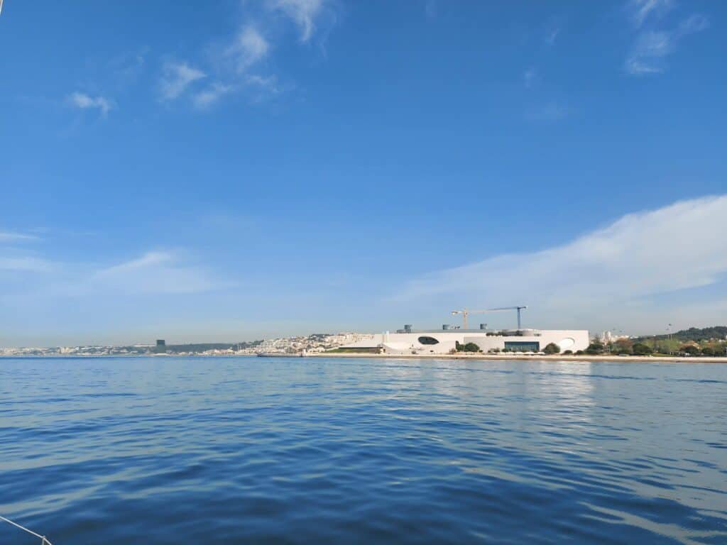 Fundación Champalimaud vista desde el río Tajo