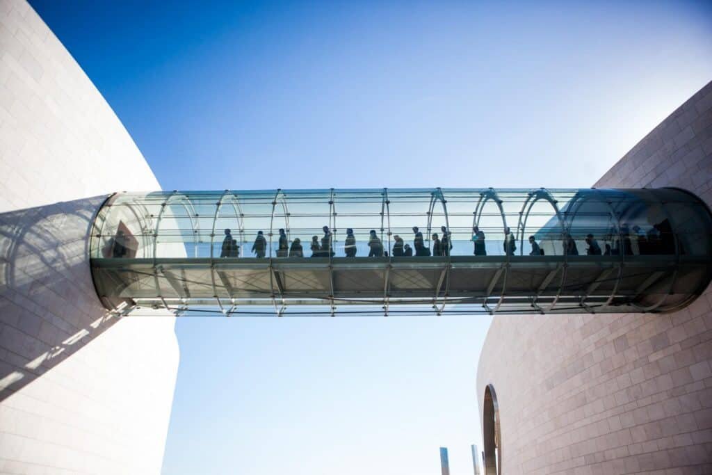 Puente de cristal que conecta los dos edificios.