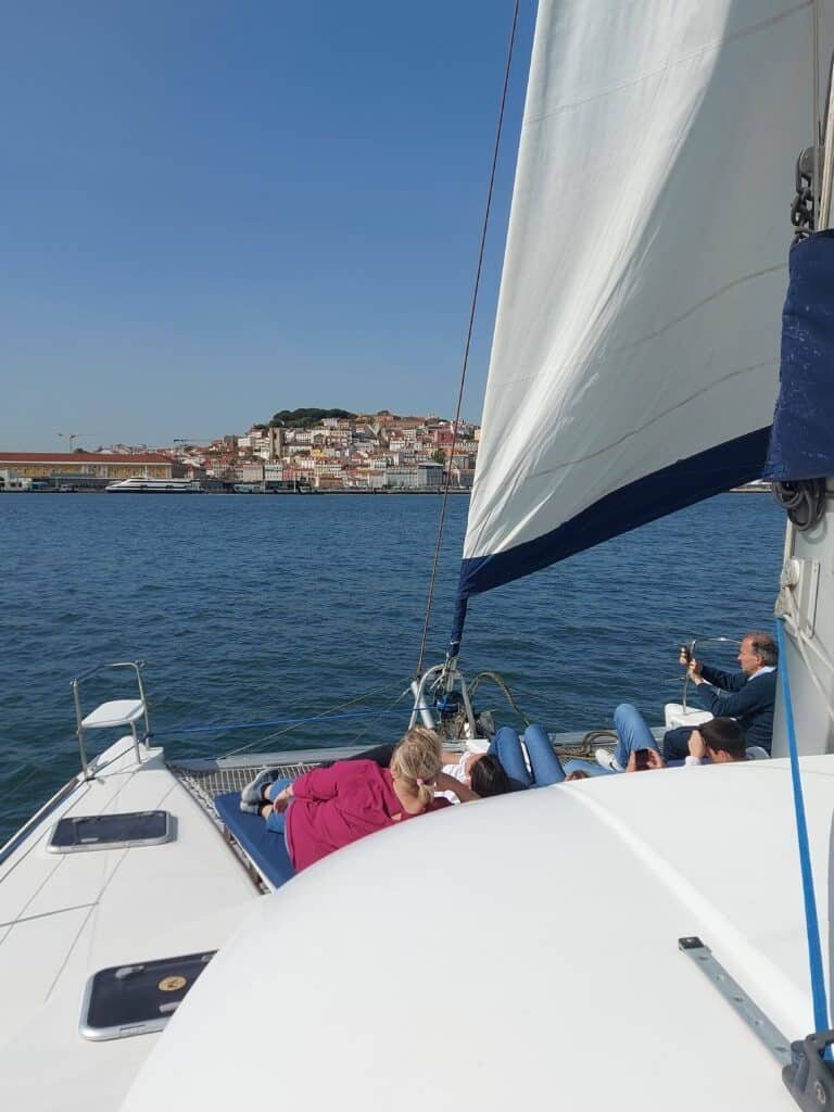 Aproveitando o passeio de barco com vista para a cidade de Lisboa