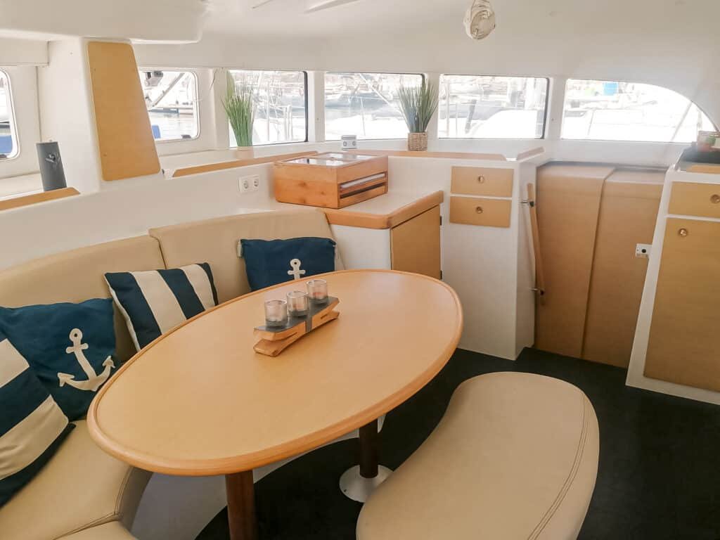 Espaço interior do catamarã onde podem tomar refeições