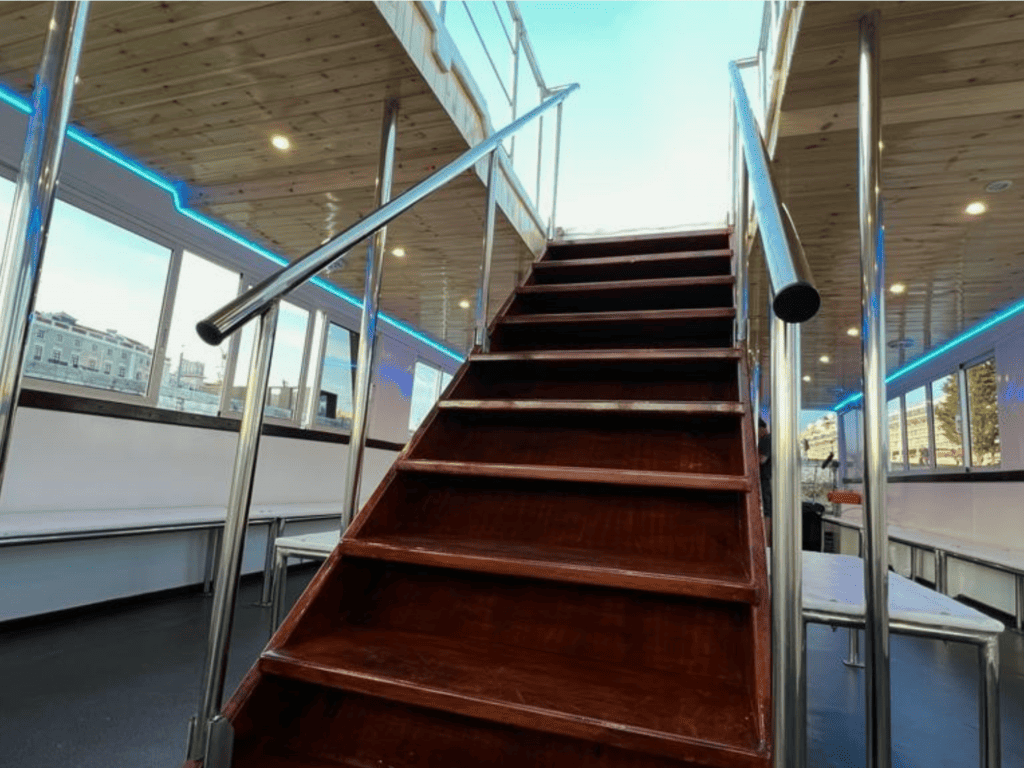 Escadas para o 1º piso do Beirinha
