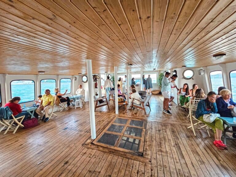 Panoramic indoor deck comprising a bar and lounge area