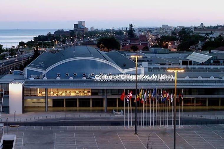 Centro de Congressos de Lisboa após o pôr do sol