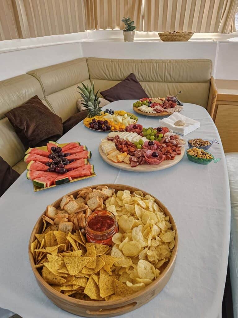 Mesa llena de deliciosos aperitivos y mucha fruta