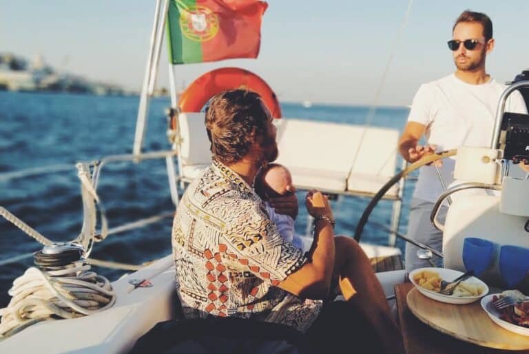 Familia (padre y bebé) a bordo de nuestro velero