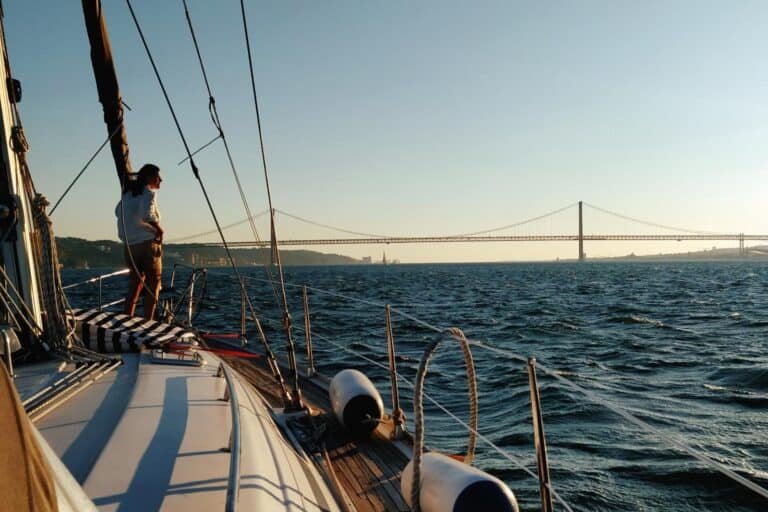 Persona disfrutando de la brisa del río, en un velero