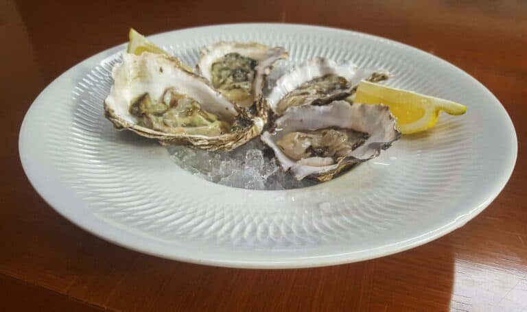 Plato con ostras frescas, aderezadas con limón