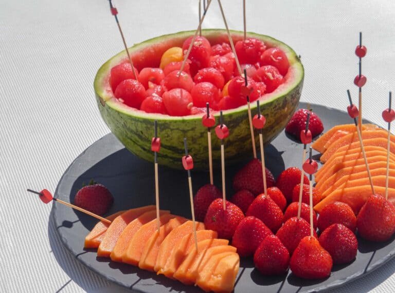 Plato bien decorado con fruta de temporada