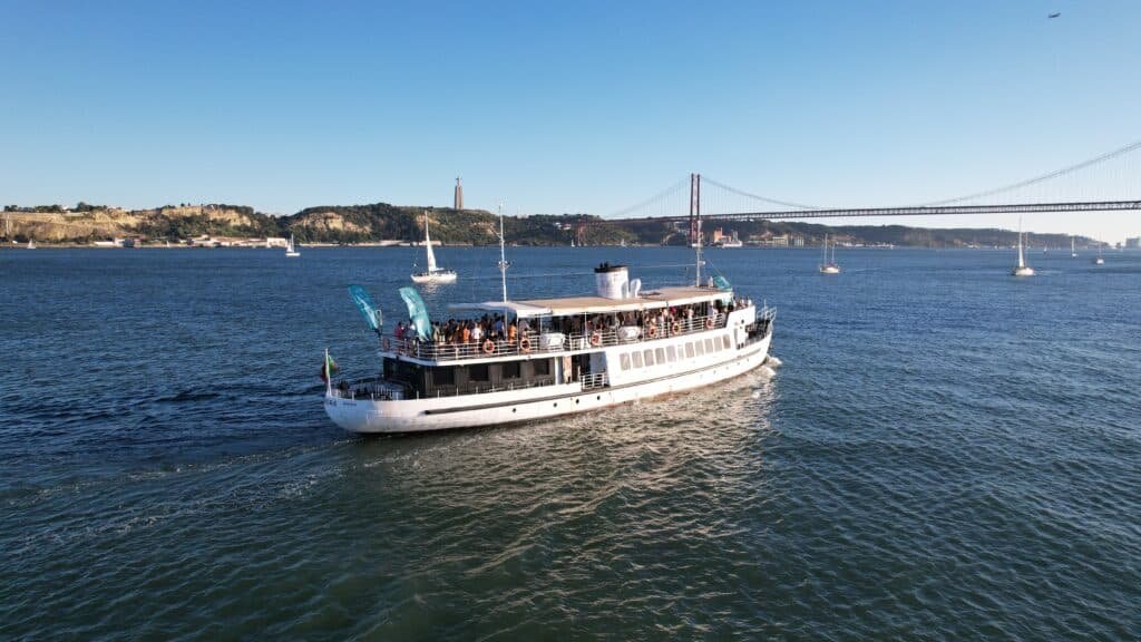 Panoramic image of the boat Évora during an event on the river Tagus