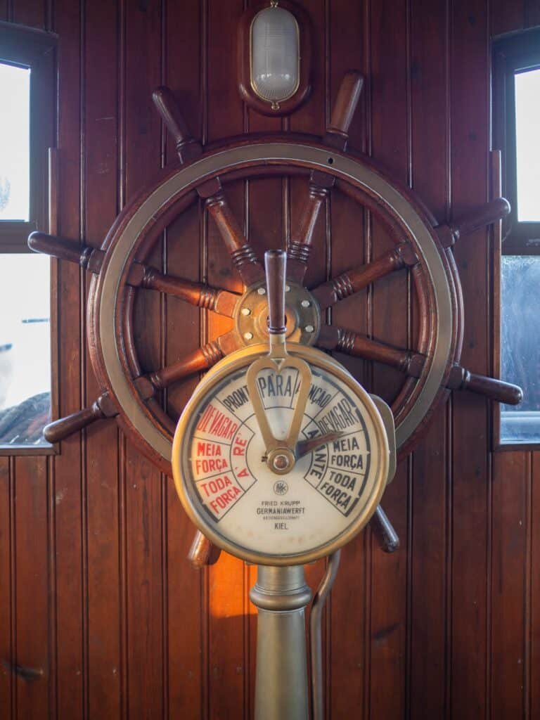 Detalle de los instrumentos de navegación en el salón de popa del barco Évora