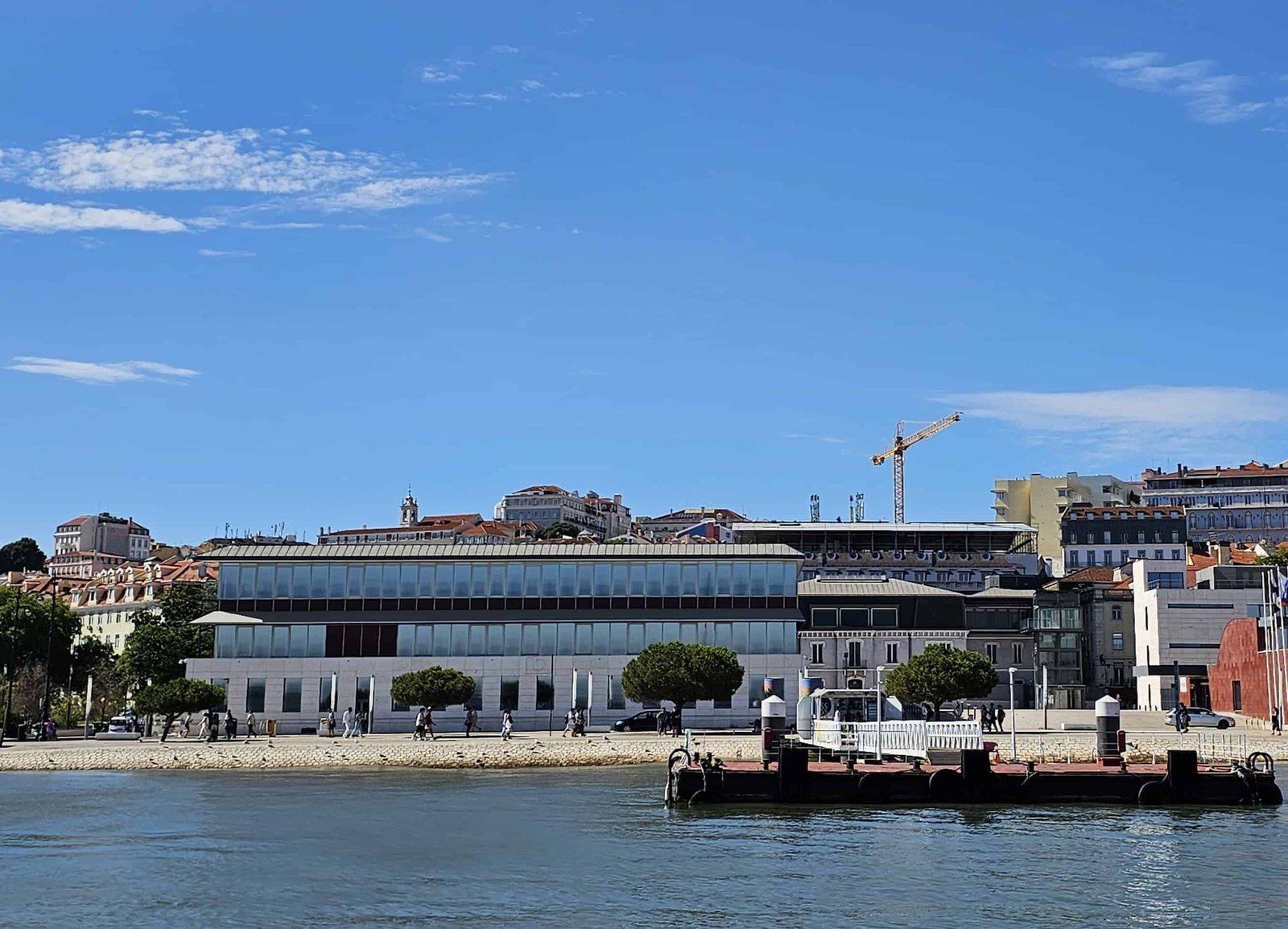 The EMCDDA observed during a tour along the Tagus River, in the Cais do Sodré area