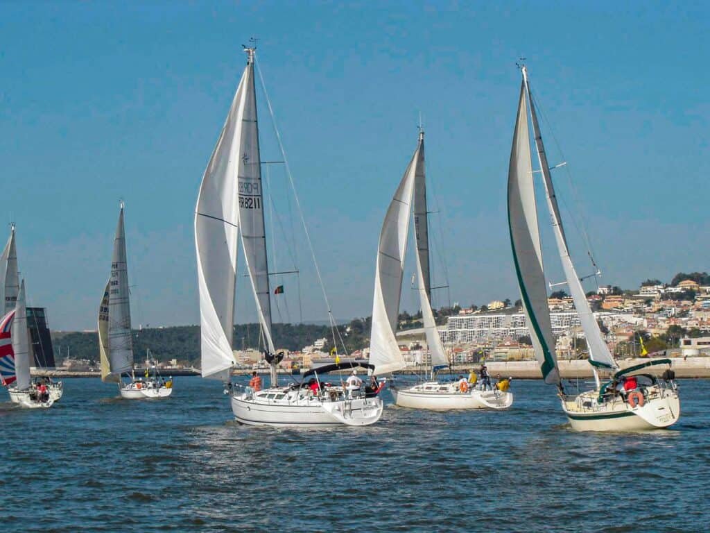 Competição de veleiros no rio Tejo, em Lisboa
