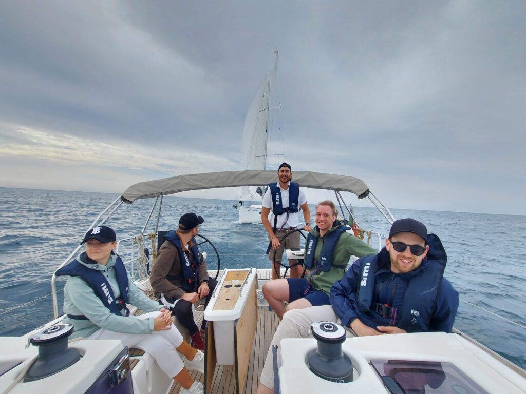 Grupo de amigos durante uma regata no rio tejo, em Lisboa