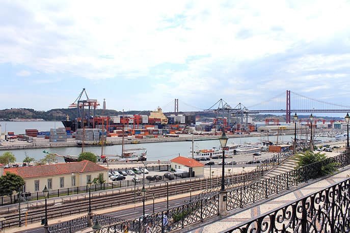 Vista do miradouro da Rocha Conde de Óbidos para o Porto de Lisboa e para o rio
