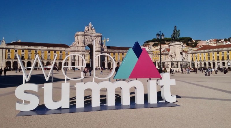 Logotipo da Web Summit na Praça do Comércio, em Lisboa