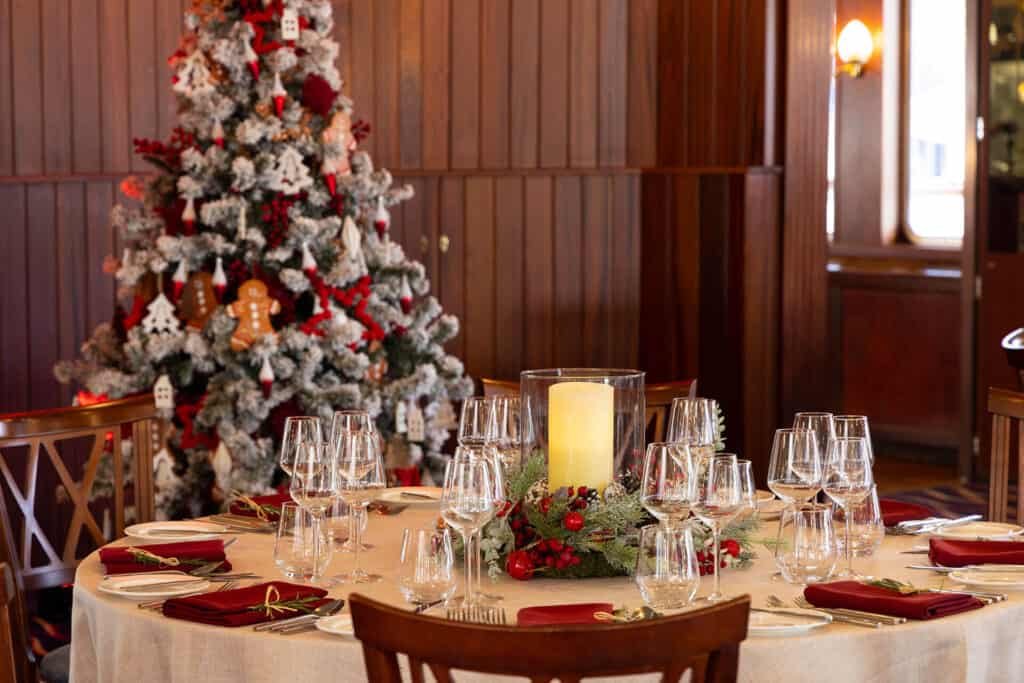 Mesa navideña estrictamente decorada y un árbol de Navidad