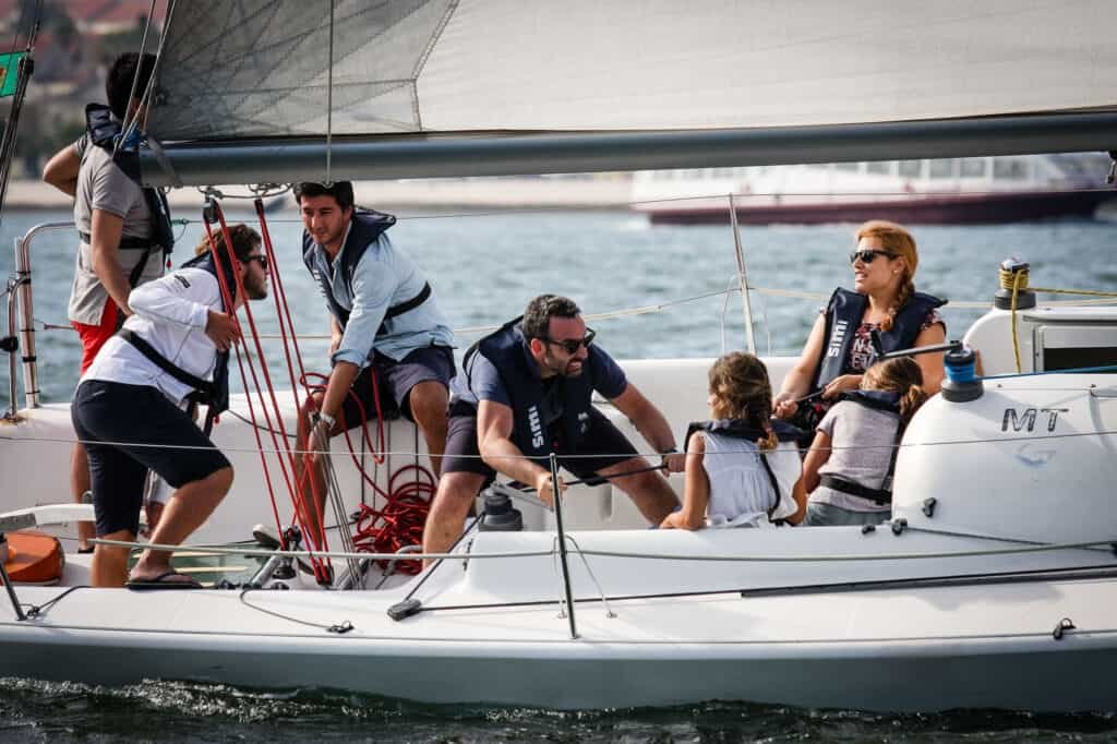 Regata familiar en el río Tajo. Incluso los miembros más jóvenes (niños) ayudan.