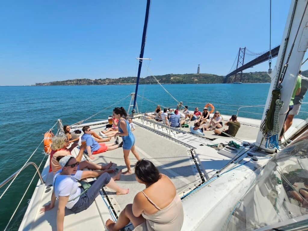 Los empleados de Berg Lund & Company disfrutan de un soleado día en Lisboa durante un viaje en barco para fomentar el espíritu de equipo.
