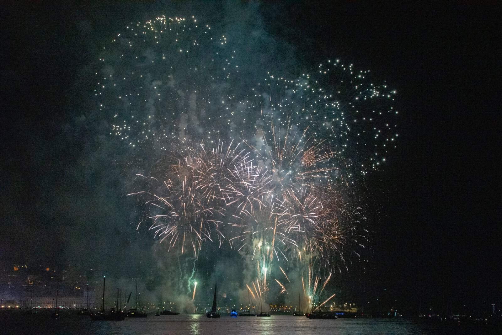 La belleza de los fuegos artificiales observada desde el río Tajo