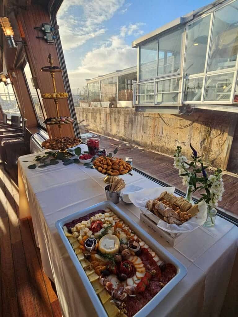 Os convidados são recebidas com mesas decoradas de snacks e aperitivos tipicamente portuguesas