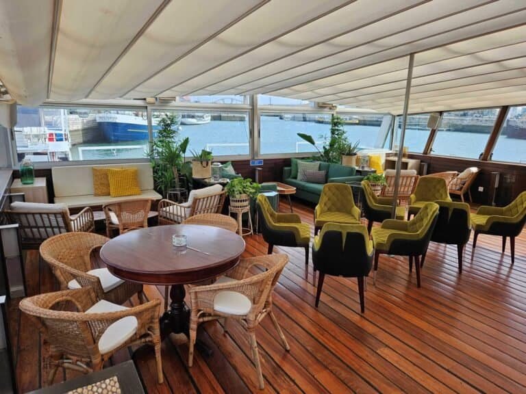 Area to socialize with family, friends, or coworkers. Ideal for a team-building.