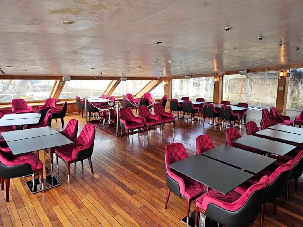 Amplo espaço para refeições - eventos a bordo