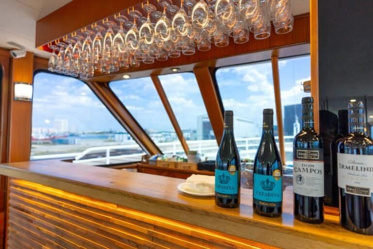 Balcão onde são servidas bebidas, entre sumos, vinhos e bebidas brancas