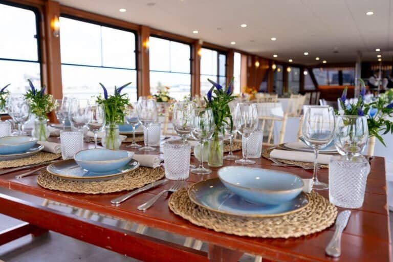 Mesa decorada a rigor para receber um evento corporativo