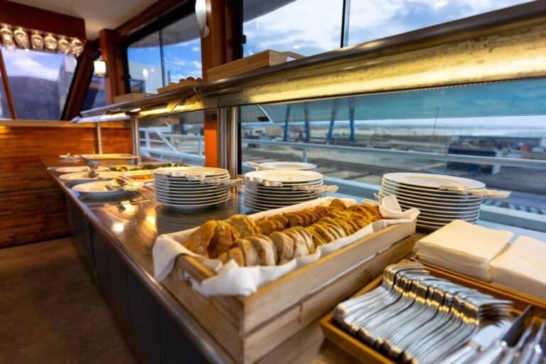 Bancada do catering: pratos, talheres, guarda-napos e comida