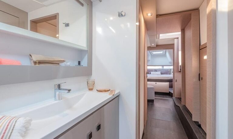 Interior corridor with access to the cabins, highlighting the spaciousness of the catamaran and the flow between spaces