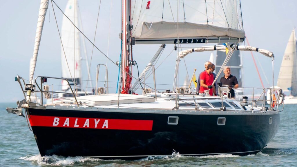 Passeio com convidados a bordo no rio Tejo pela manhã